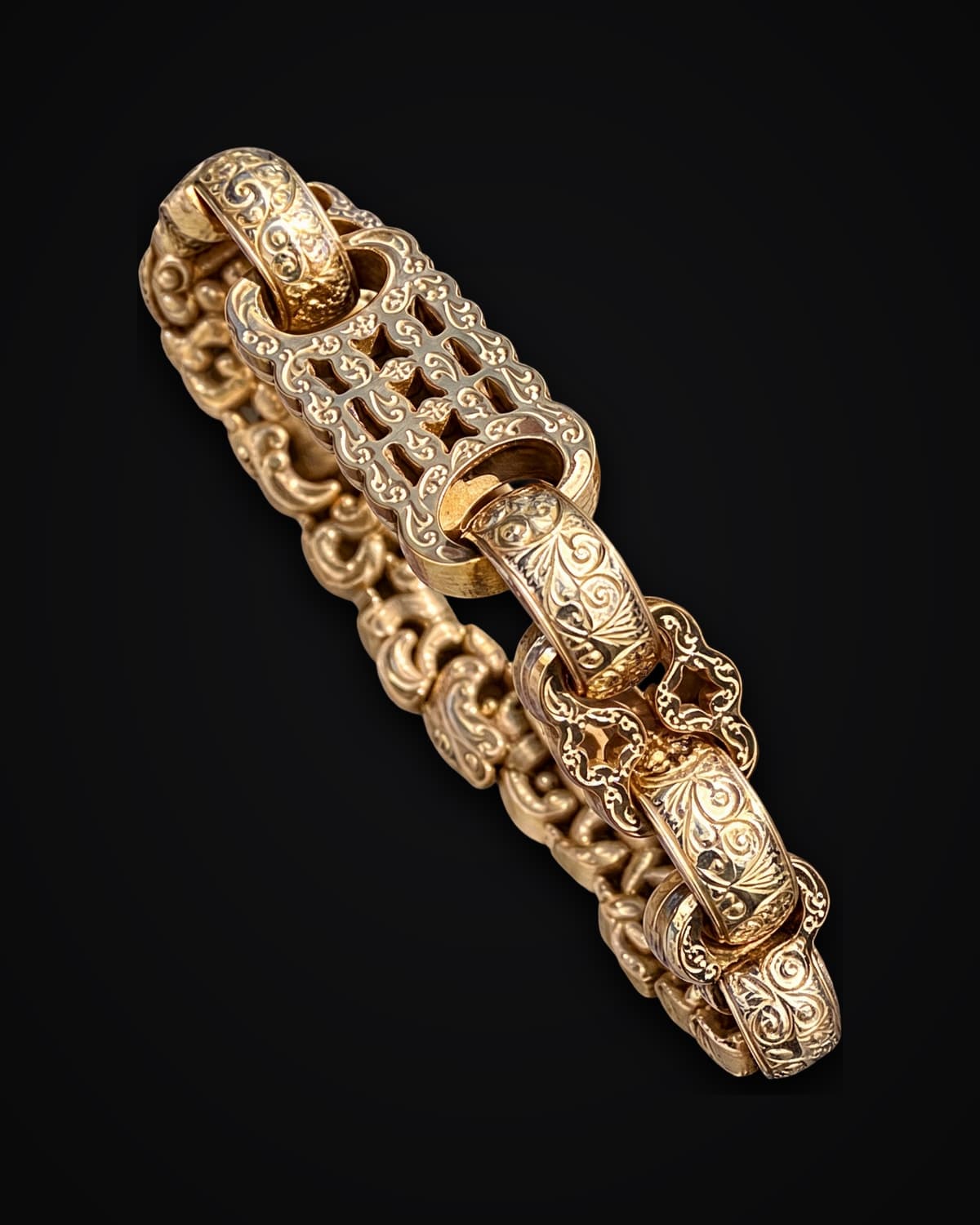 Gold bracelet of engraved oval and round links