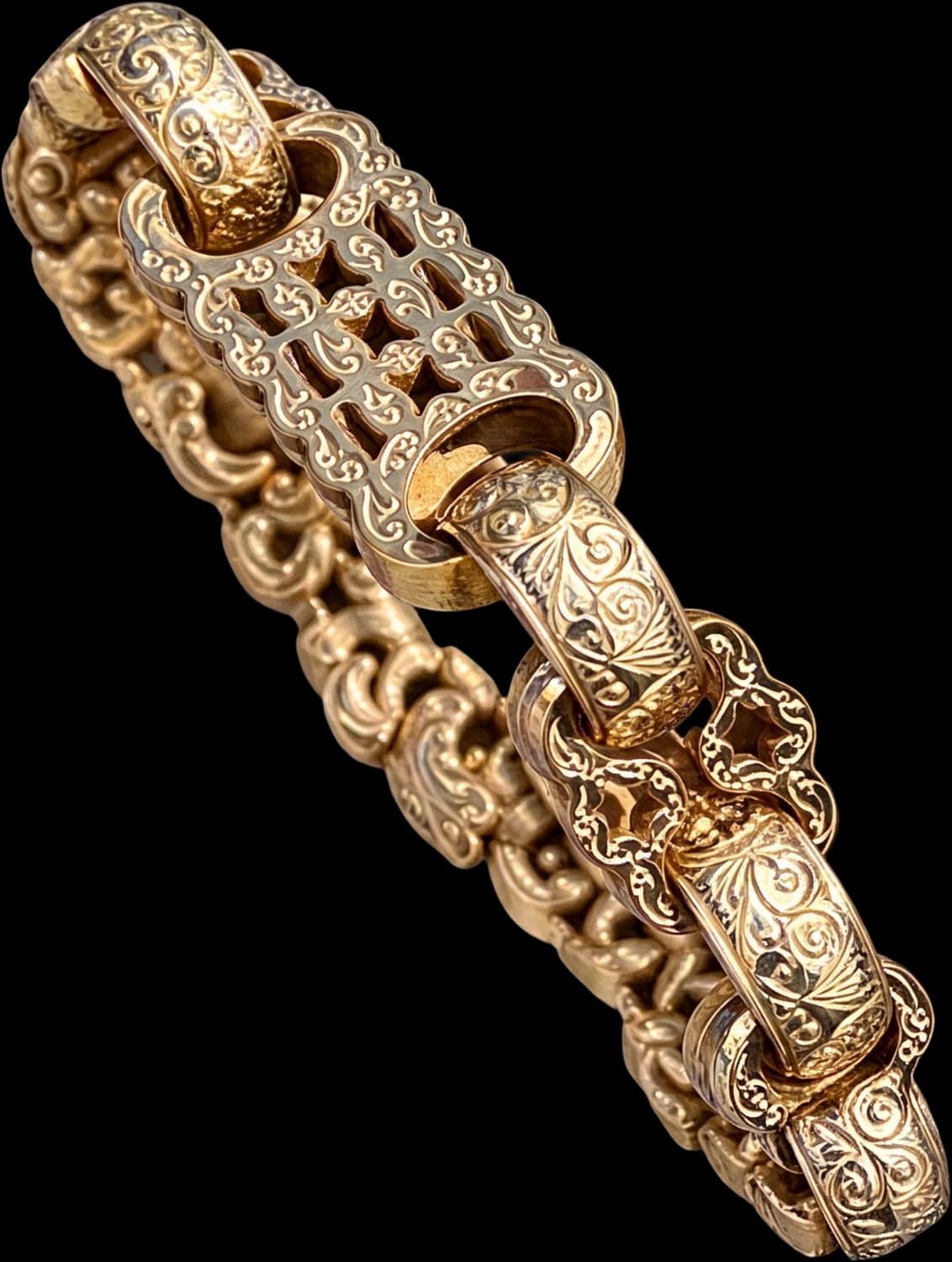 Gold bracelet of engraved oval and round links