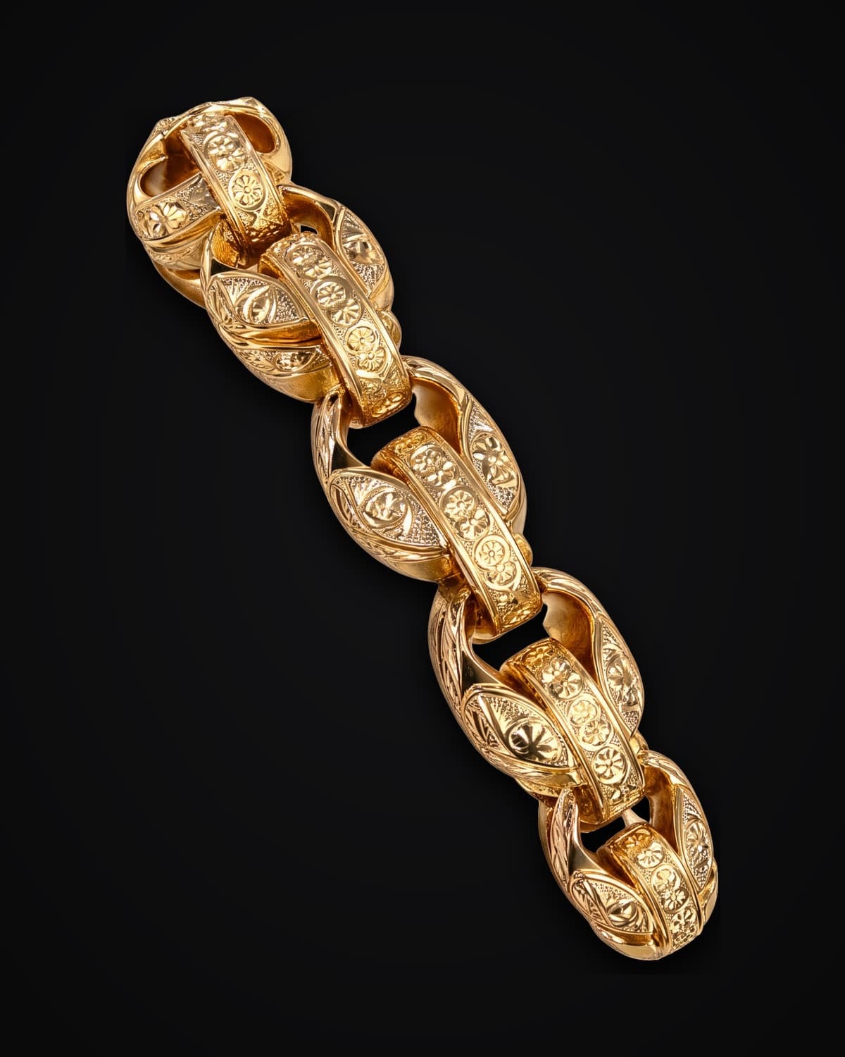 Gold bracelet of engraved oval links